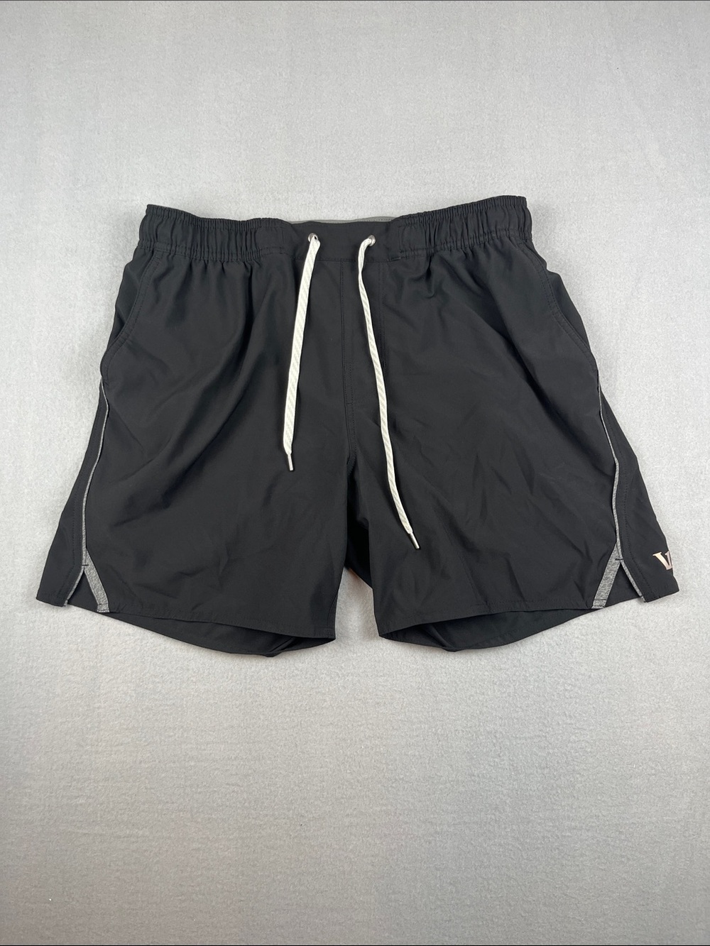 Vuori Trail Shorts 2.0 in Black/grey 
Size: medium